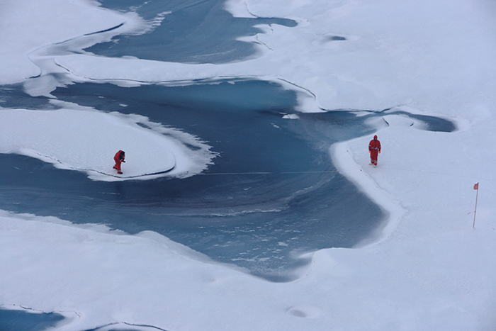 AWI-Meereisphysiker untersuchen Schmelztümpel auf dem arktischen Meereis. 
Foto von der Polarstern-Expedition ARK 26-3.


AWI sea-ice physicists investigate melt ponds on Arctic sea ice. This photo was made during the Polarstern expedition ARK 26-3.